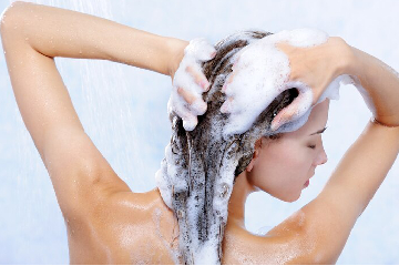 el monolaurato de sorbitán ayuda a mantener unidos los ingredientes de los shampoos activos